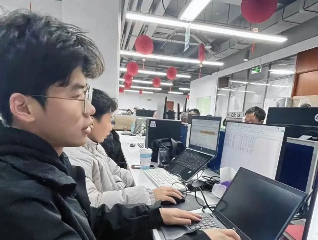 学历贬值 大一新生涌入实习岗 起跑线不断被前置